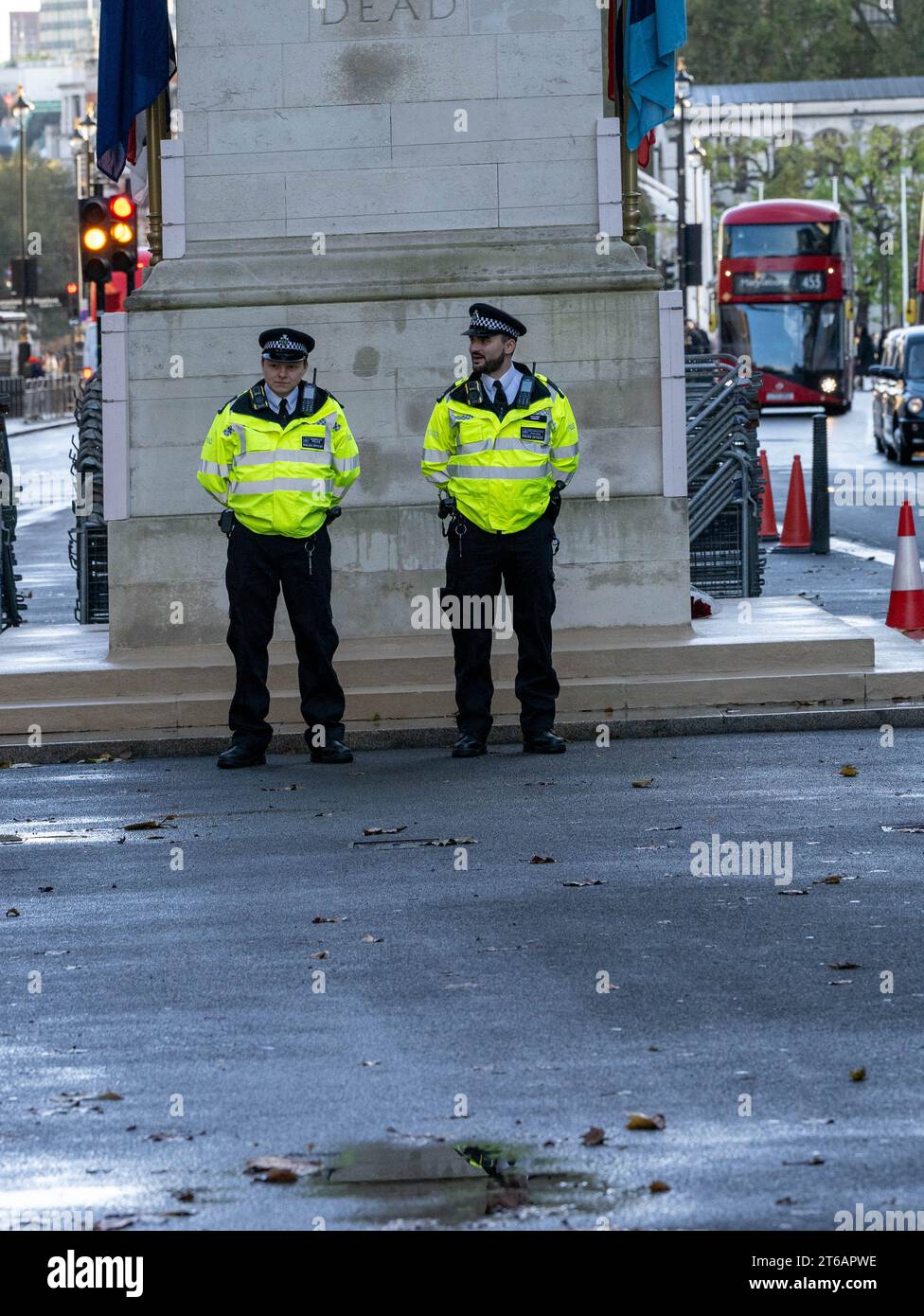 Londra, Regno Unito. 9 novembre 2023. Polizia metropolitana guardia del cenotafio a Whitehall Londra Regno Unito credito: Ian Davidson/Alamy Live News Foto Stock