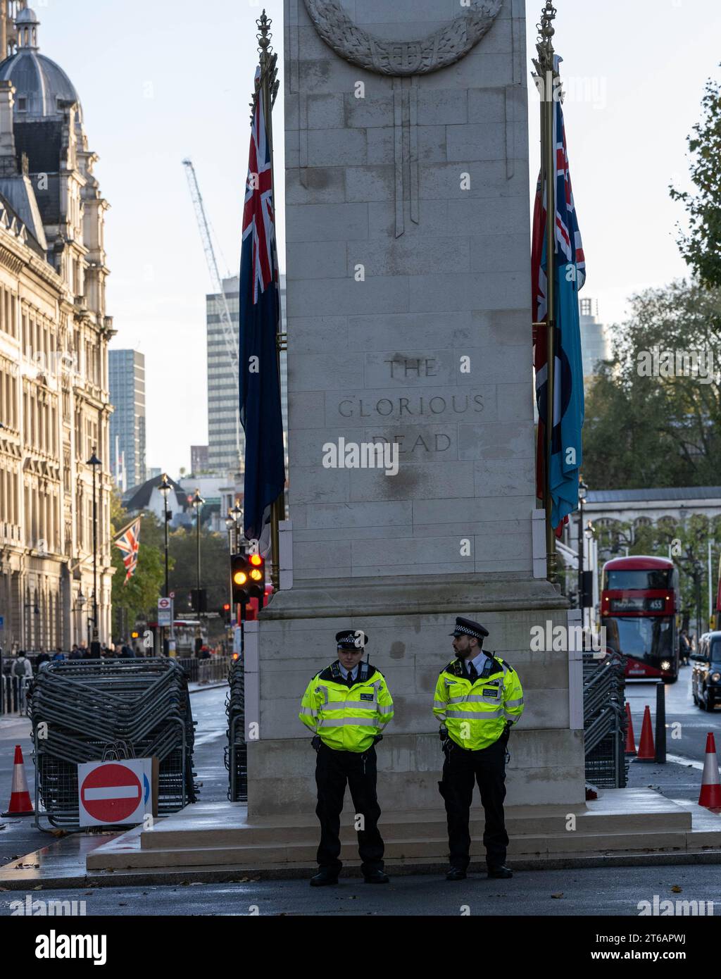 Londra, Regno Unito. 9 novembre 2023. Polizia metropolitana guardia del cenotafio a Whitehall Londra Regno Unito credito: Ian Davidson/Alamy Live News Foto Stock