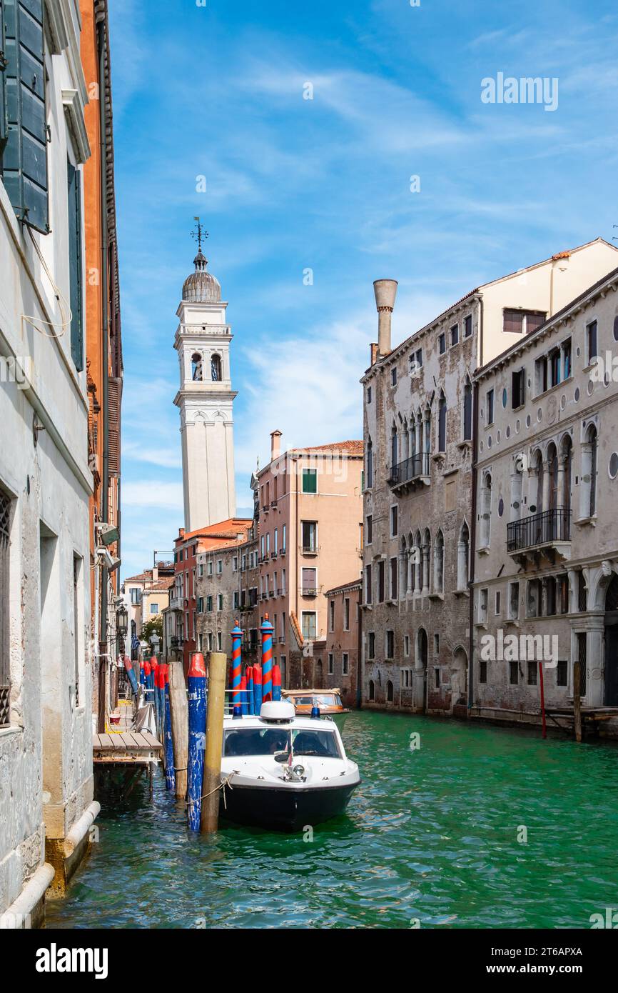 Canale d'acqua con vista sul campanile pendente nel centro di Venezia, Italia. Foto Stock