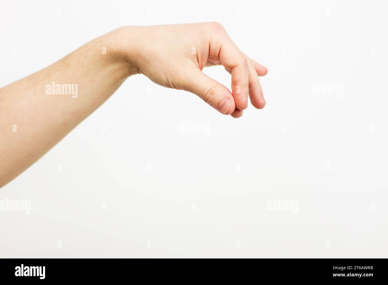 uomo adulto mano per tenere qualcosa di invisibile oggetti, isolato su bianco - mano sale Foto Stock