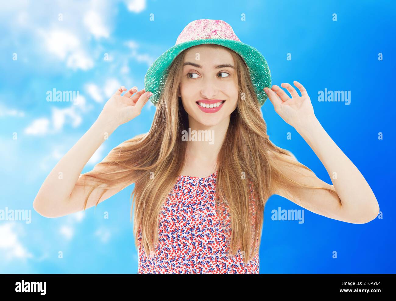 Ritratto ravvicinato di Happy Girl con i capelli intermedi sul dorso in un cappello estivo. Foto all'aperto di una donna romantica che ride mentre scatta foto la mattina d'estate. Foto Stock