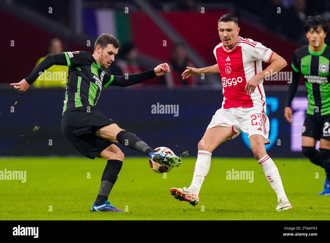 Amsterdam, Paesi Bassi. 9 novembre 2023. AMSTERDAM, PAESI BASSI - 9 NOVEMBRE: Il Pascal Gross di Brighton e Hove Albion dà il calcio, Steven Berghuis dell'AFC Ajax durante la partita di UEFA Europa League 2023/24 gruppo B tra AFC Ajax e Brighton & Hove Albion alla Johan Cruyff Arena il 9 novembre 2023 ad Amsterdam, Paesi Bassi. (Foto di Joris Verwijst/Orange Pictures) credito: Orange Pics BV/Alamy Live News Foto Stock