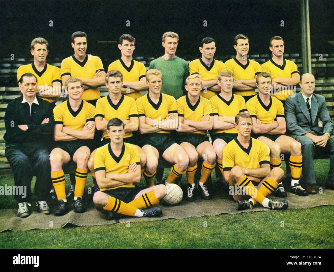 Wolverhampton Wanderers 1963 Back Row Peter Broadbent, Kirkham, Dave Woodfield, Fred Davis, Jimmy Murray, Ted Farmer, Harris. FRONT Joe Gardiner, Wharton, Bobby Thompson, Ron Flowers, Chris Crowe, Alan Hinton, George Showell, Stan Cullis. PIANO Goodwin, Barry Stobart Foto Stock