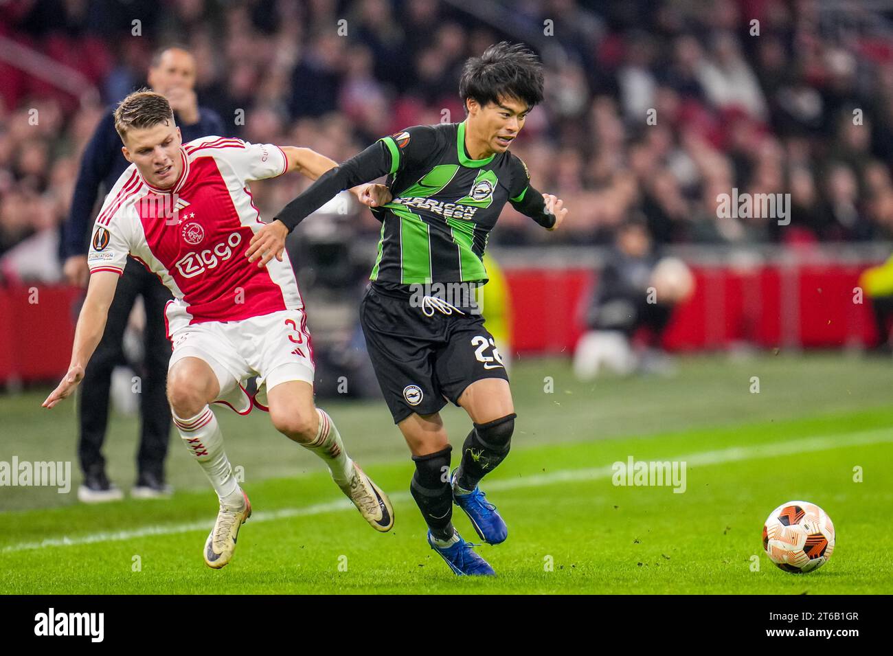 Amsterdam, Paesi Bassi. 9 novembre 2023. AMSTERDAM, PAESI BASSI - 9 NOVEMBRE: Kaoru Mitoma di Brighton e Hove Albion viene sfidato da Anton Gaaei dell'AFC Ajax durante la partita di UEFA Europa League 2023/24 gruppo B tra AFC Ajax e Brighton & Hove Albion alla Johan Cruyff Arena il 9 novembre 2023 ad Amsterdam, Paesi Bassi. (Foto di Rene Nijhuis/Orange Pictures) credito: Orange Pics BV/Alamy Live News Foto Stock