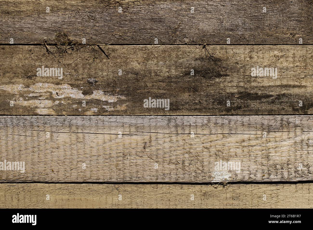 Un'immagine accattivante con tavole di pino invecchiate disposte in modo uniforme, che mostrano una gamma di colori del legno influenzati dagli elementi: Pioggia, sole e vento. La Foto Stock