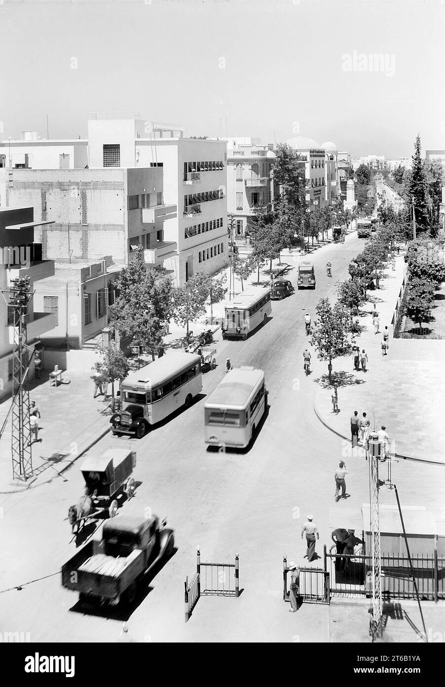 Vista dall'alto di Allenby Street, Tel Aviv, Mandatory Palestine, G. Eric e Edith Matson Photography Collection, anni '1930 Foto Stock