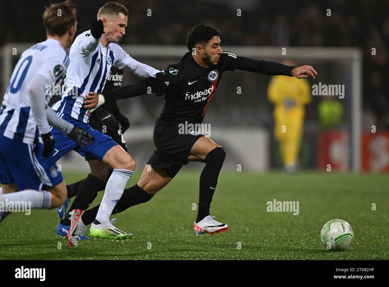 Helsinki, Finlandia. 9 novembre 2023. Calcio: UEFA Europa Conference League, HJK Helsinki - Eintracht Frankfurt, fase a gironi, gruppo G, giorno 4, alla Bolt Arena. Omar Marmoush di Francoforte (r) in azione contro i giocatori di Helsinki Lucas Lingman (l) e Santeri Hostikka. Crediti: Arne Dedert/dpa/Alamy Live News Foto Stock