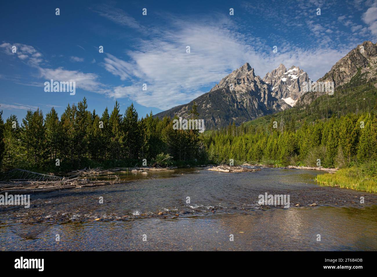 WY05691-00...WYOMING - Monte Teewinot, Monte Owen e il Grand Teton viste dal fiume String Lake Outflow creek, Grand Teton National Park. Foto Stock