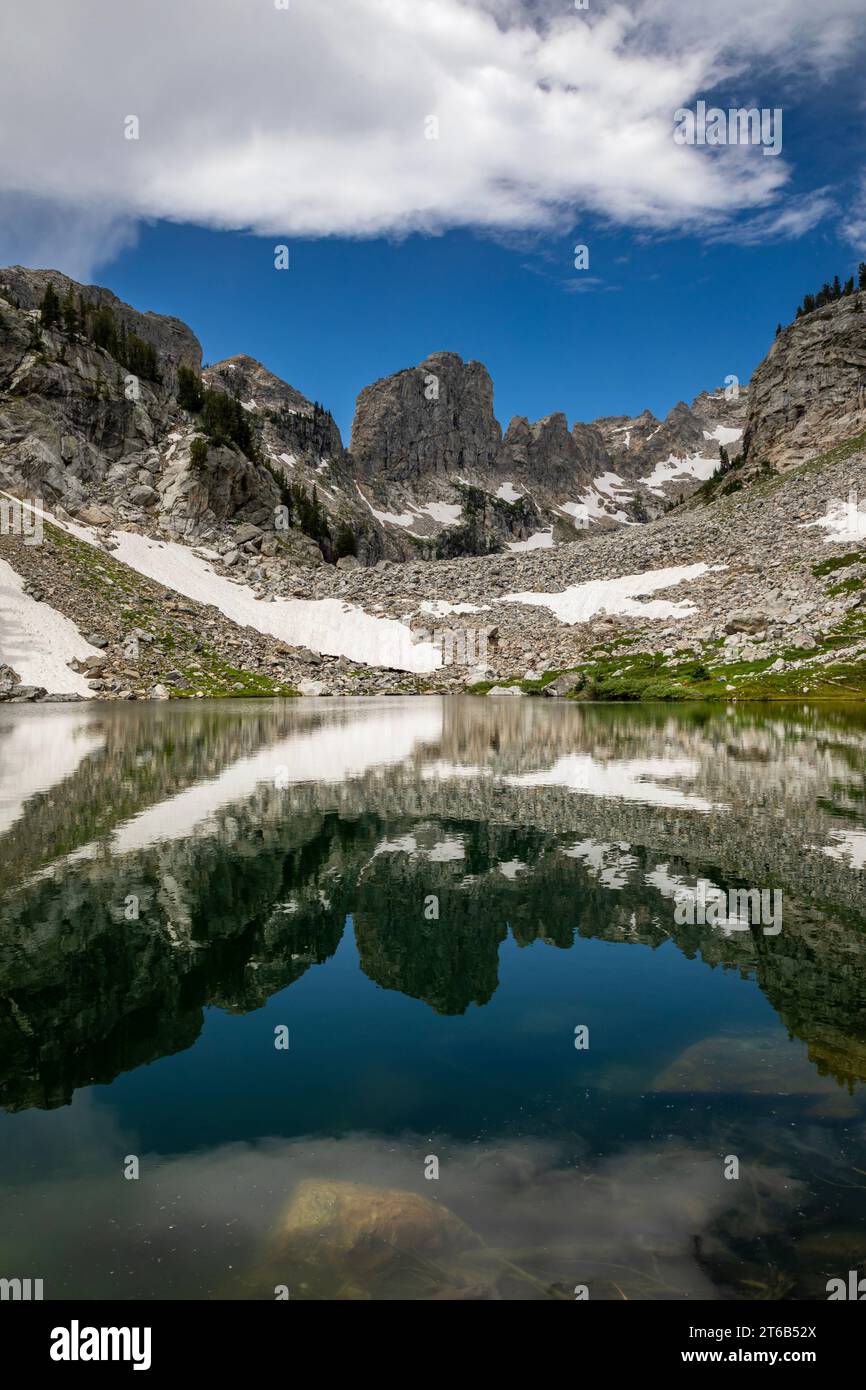 WY05752-00...WYOMING - Rock of Ages che torreggia sul lago Ramshead nel Grand Teton National Park. Foto Stock