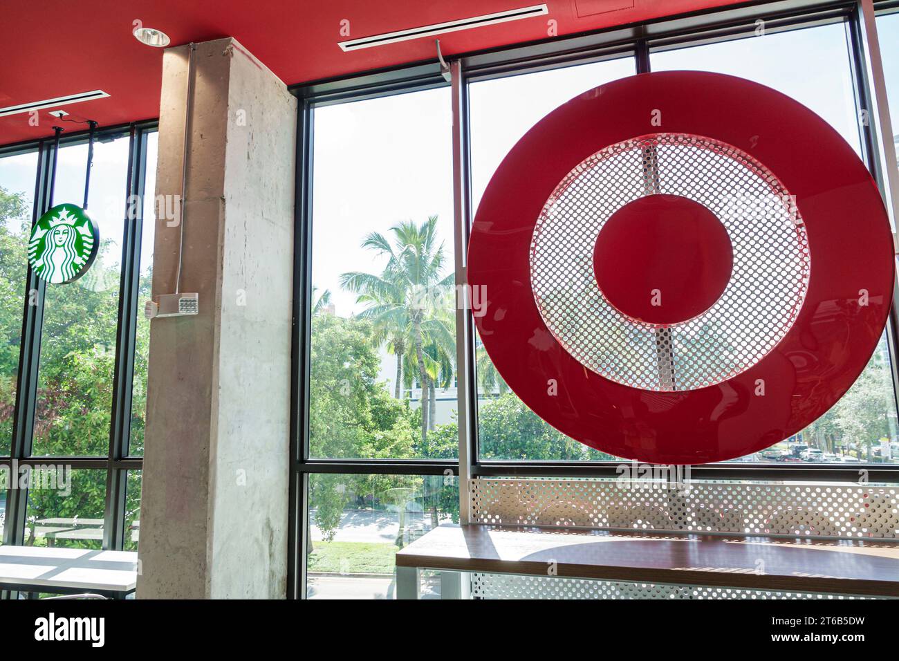 Miami Beach, Florida, grandi magazzini Target discount, interni interni interni, caffè Starbucks con logo gigante rosso a punti, negozio di affari, mercato dei mercanti Foto Stock