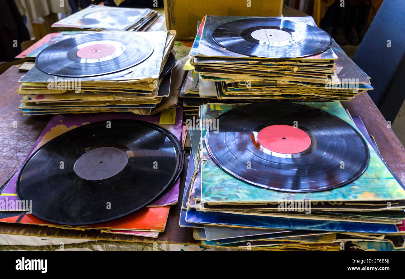 un mucchio di vecchi dischi di musica nera viziati. Vecchi dischi in vinile Foto Stock