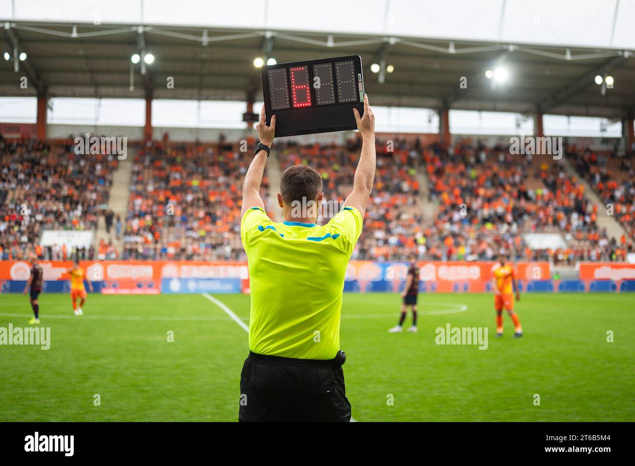 L'arbitro tecnico mostra un tempo maggiore durante la partita di calcio. Foto Stock