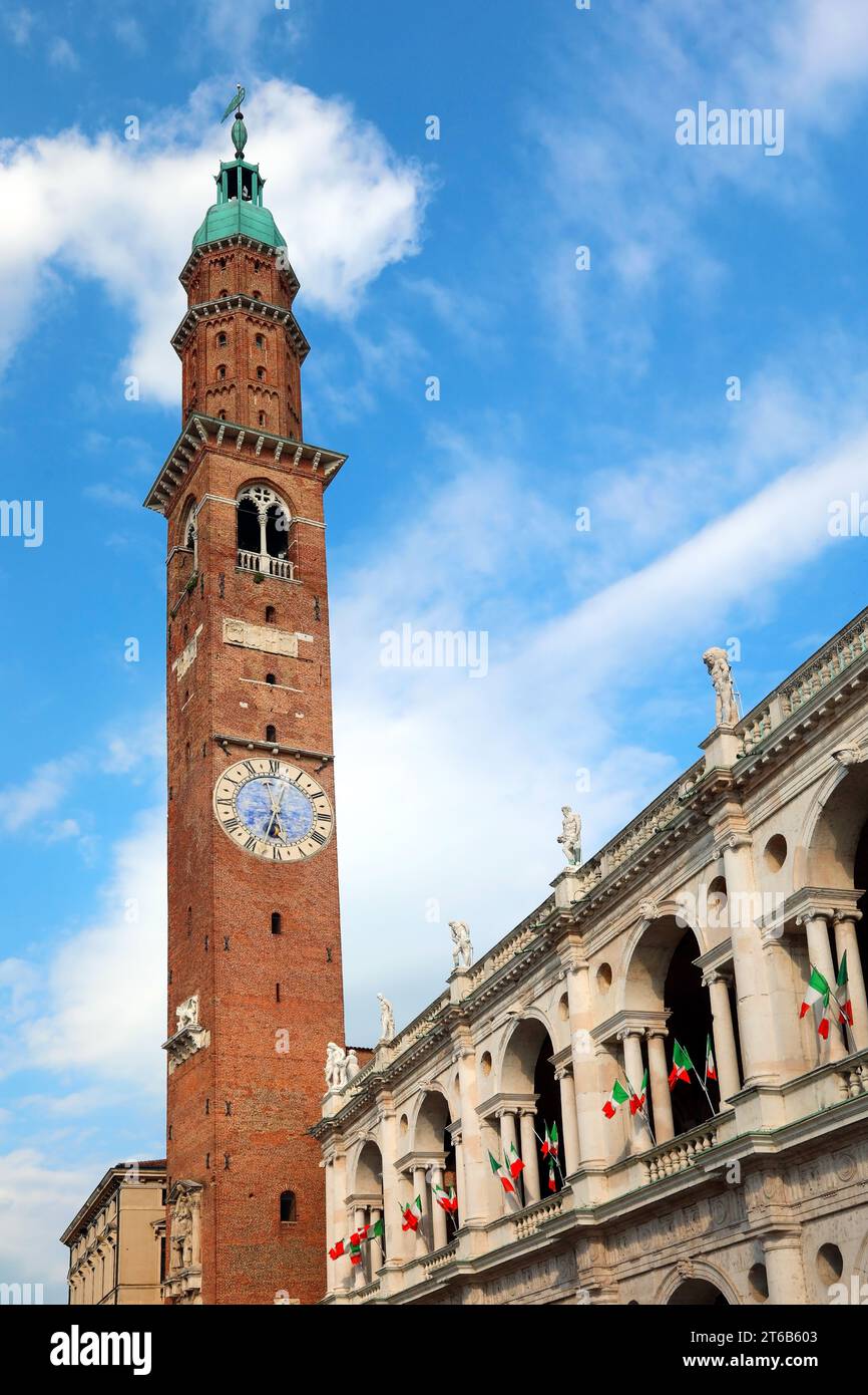 Vicenza, vi, Italia - 1° giugno 2020: Monumento chiamato BASILICA PALLADIANA con bandiere italiane Foto Stock