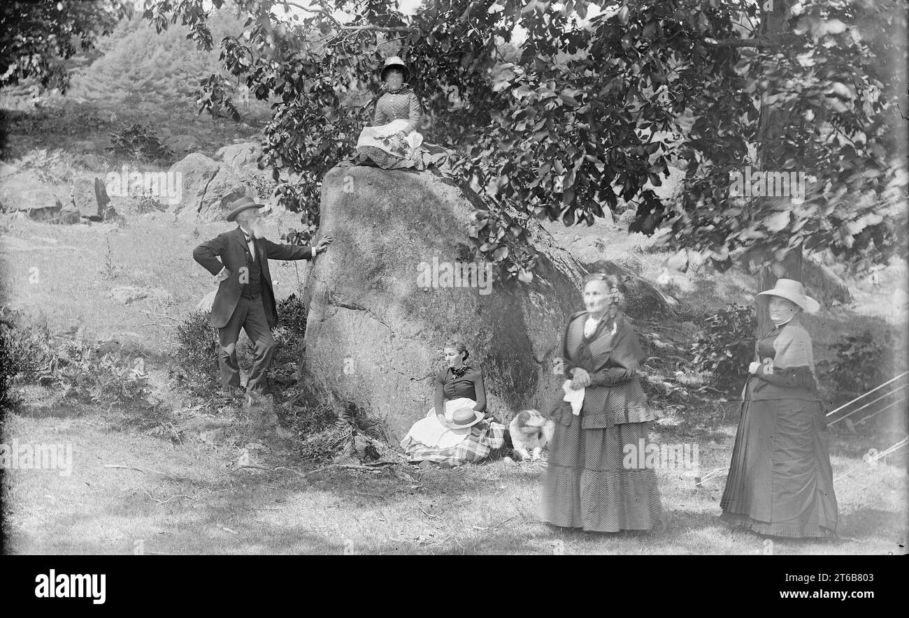Antica fotografia del 1885 circa, gruppo di uomini e donne anziani all'aperto, le corde della loro tenda possono essere viste a destra. Posizione esatta sconosciuta, probabilmente Maine, USA. FONTE: ORIGINALE 5X8 VETRO NEGATIVO Foto Stock