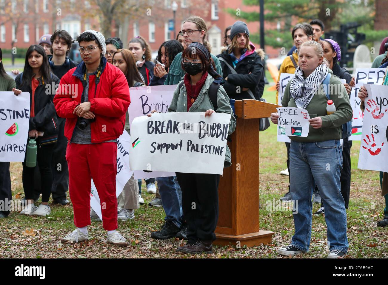 Lewisburg, Stati Uniti. 9 novembre 2023. I manifestanti tengono segnali a sostegno della Palestina durante la manifestazione "Shut IT Down for Palestine" nel campus della Bucknell University di Lewisburg, Pennsylvania, il 9 novembre 2023. I dimostranti hanno chiesto un immediato cessate il fuoco a Gaza, tagliando gli aiuti a Israele e revocando il sequestro a Gaza. (Foto di Paul Weaver/Sipa USA) credito: SIPA USA/Alamy Live News Foto Stock