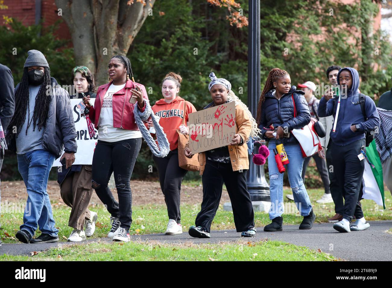 Lewisburg, Stati Uniti. 9 novembre 2023. I manifestanti tengono segnali a sostegno della Palestina mentre marciano attraverso il campus durante la manifestazione "Shut IT Down for Palestine" alla Bucknell University di Lewisburg, Pennsylvania, il 9 novembre 2023. I dimostranti hanno chiesto un immediato cessate il fuoco a Gaza, tagliando gli aiuti a Israele e revocando il sequestro a Gaza. (Foto di Paul Weaver/Sipa USA) credito: SIPA USA/Alamy Live News Foto Stock