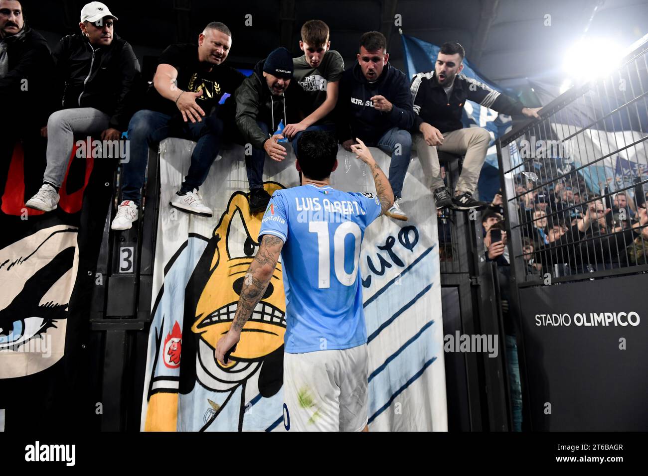 Luis Alberto della SS Lazio festeggia con i tifosi al termine della partita di calcio del gruppo e di Champions League tra SS Lazio e Feyenoord allo stadio Olimpico di Roma (Italia), 7 novembre 2023. Foto Stock