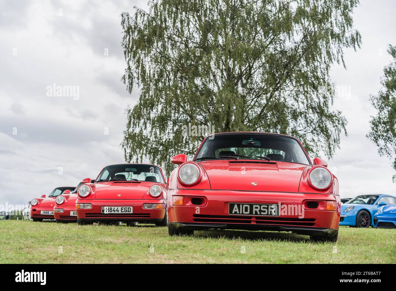 Tarporley, Cheshire, Inghilterra, 30 luglio 2023. Fila di Porsche 911 rosse in un'auto d'epoca incontra, illustrazione editoriale di stile di vita automobilistico. Foto Stock