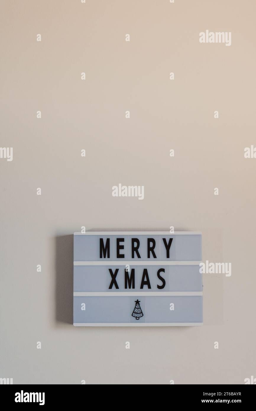 cartello minimalista di buon natale nello spazio della copia da parete Foto Stock