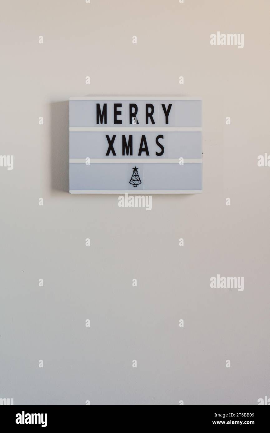 cartello minimalista di buon natale nel copyspace della parete Foto Stock