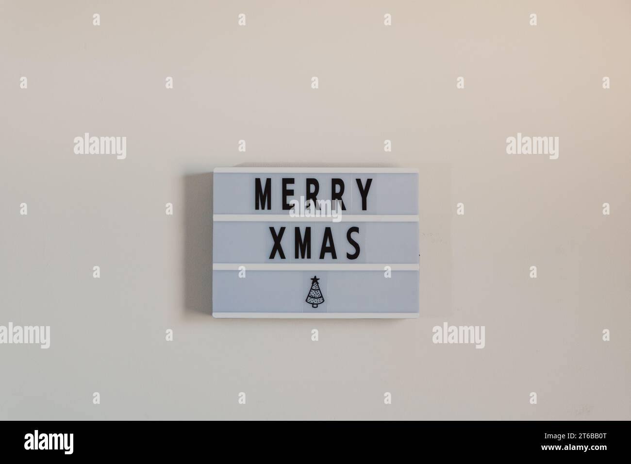 cartello minimalista di buon natale sul muro Foto Stock