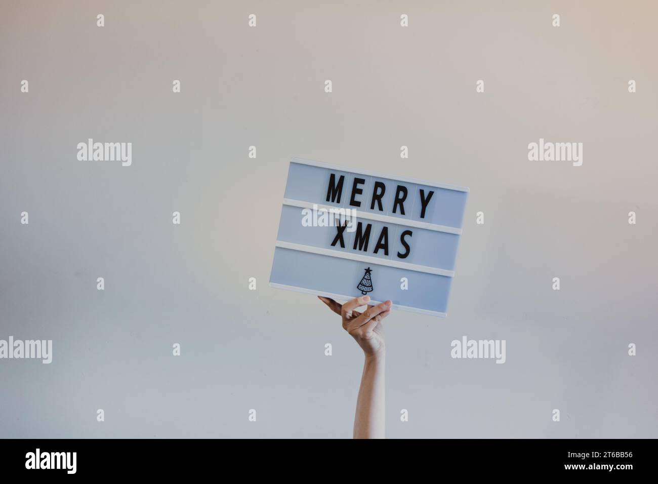 persona con in mano un semplice cartello di buon natale Foto Stock