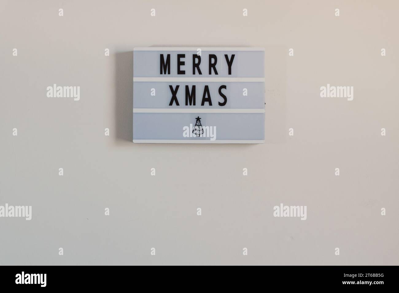 un semplice cartello di buon natale nello spazio di copia della parete Foto Stock