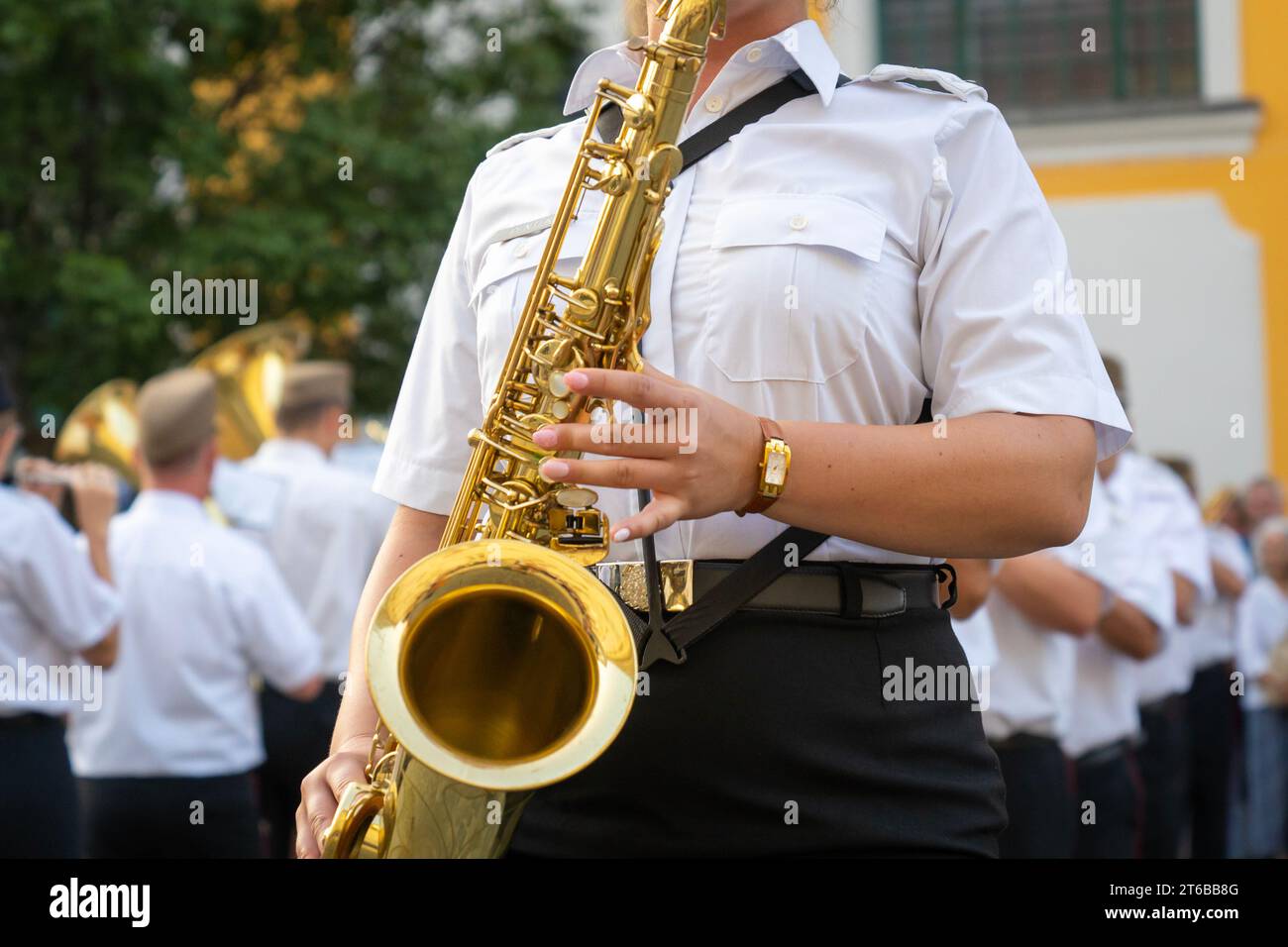Musicista militare con un sassofono in mano Foto Stock