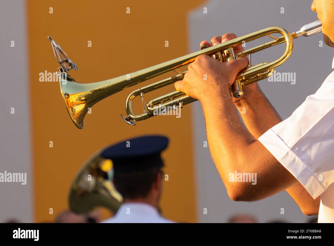 Il musicista militare suona trombe a un festival Foto Stock
