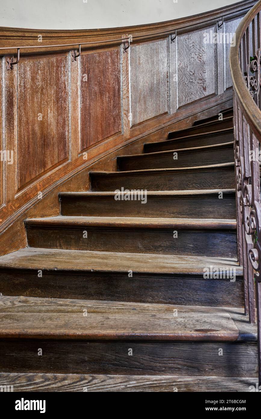 Scala tortuosa in una vecchia casa, Inghilterra, Regno Unito Foto Stock