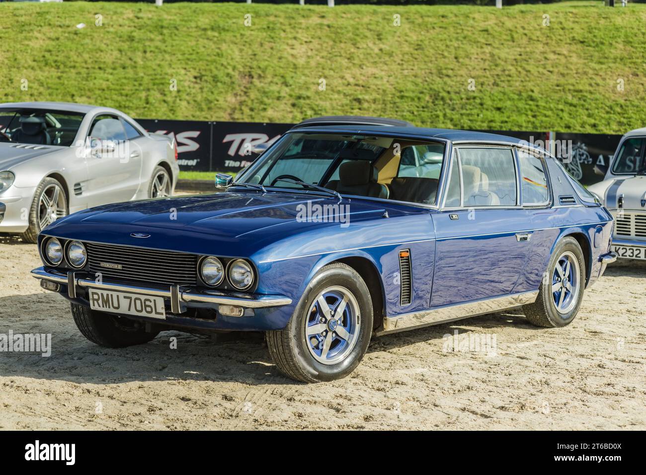 Chester, Cheshire, Inghilterra, 29 settembre 2023. Blue Jensen Interceptor III esposto al Castello di Bolesworth. Foto Stock