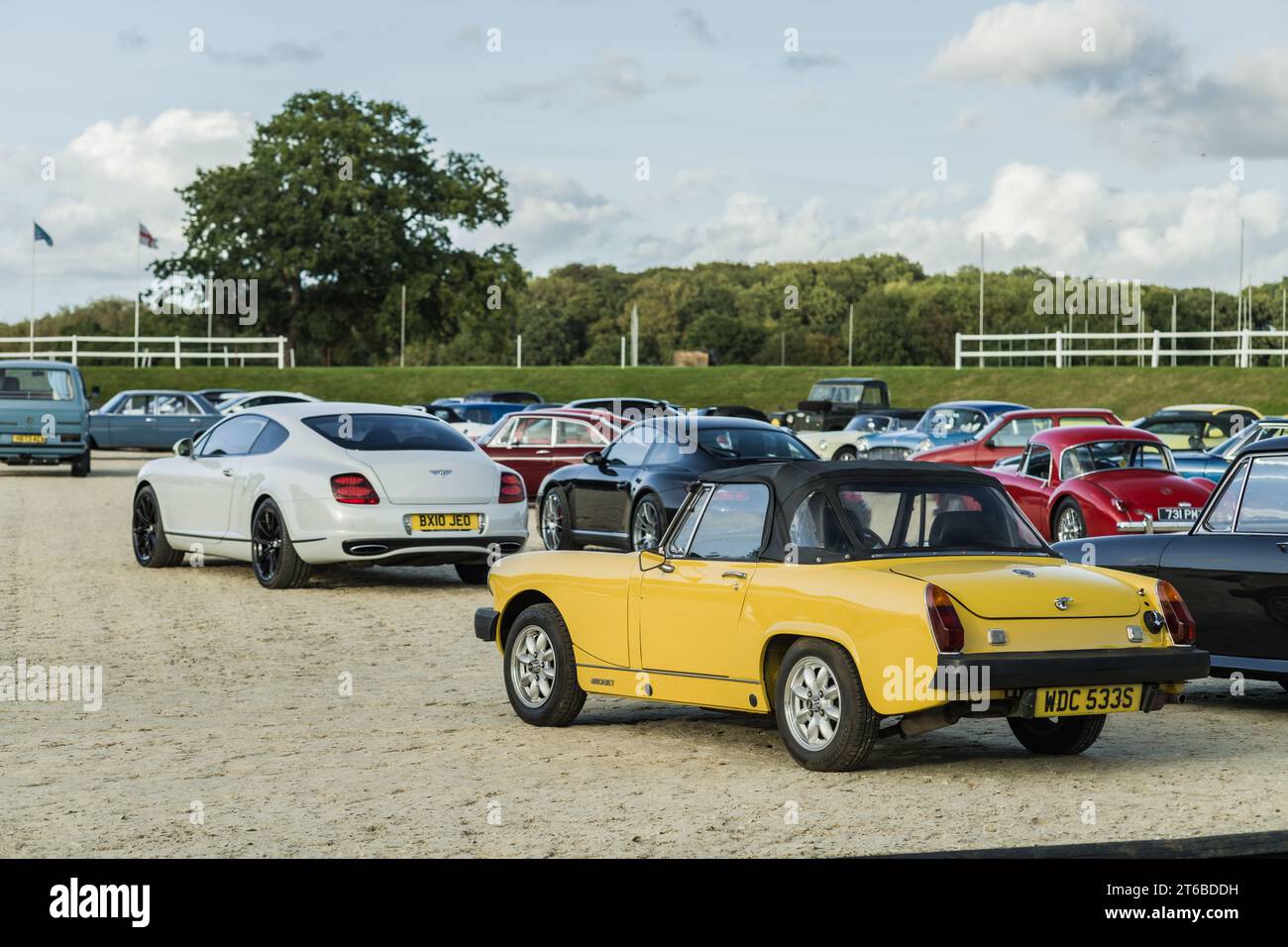 Chester, Cheshire, Inghilterra, 29 settembre 2023. MG MGB Roadster giallo con Bentley Continental Supersports bianco in esposizione di auto d'epoca. Foto Stock