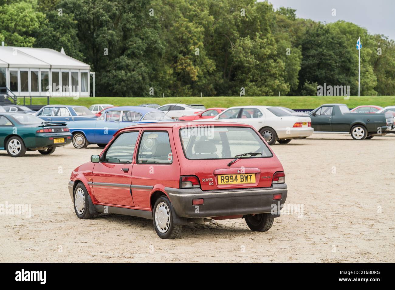 Chester, Cheshire, Inghilterra, 30 settembre 2023. Red Rover 100 con le auto sullo sfondo, illustrazione editoriale sullo stile di vita automobilistico. Foto Stock