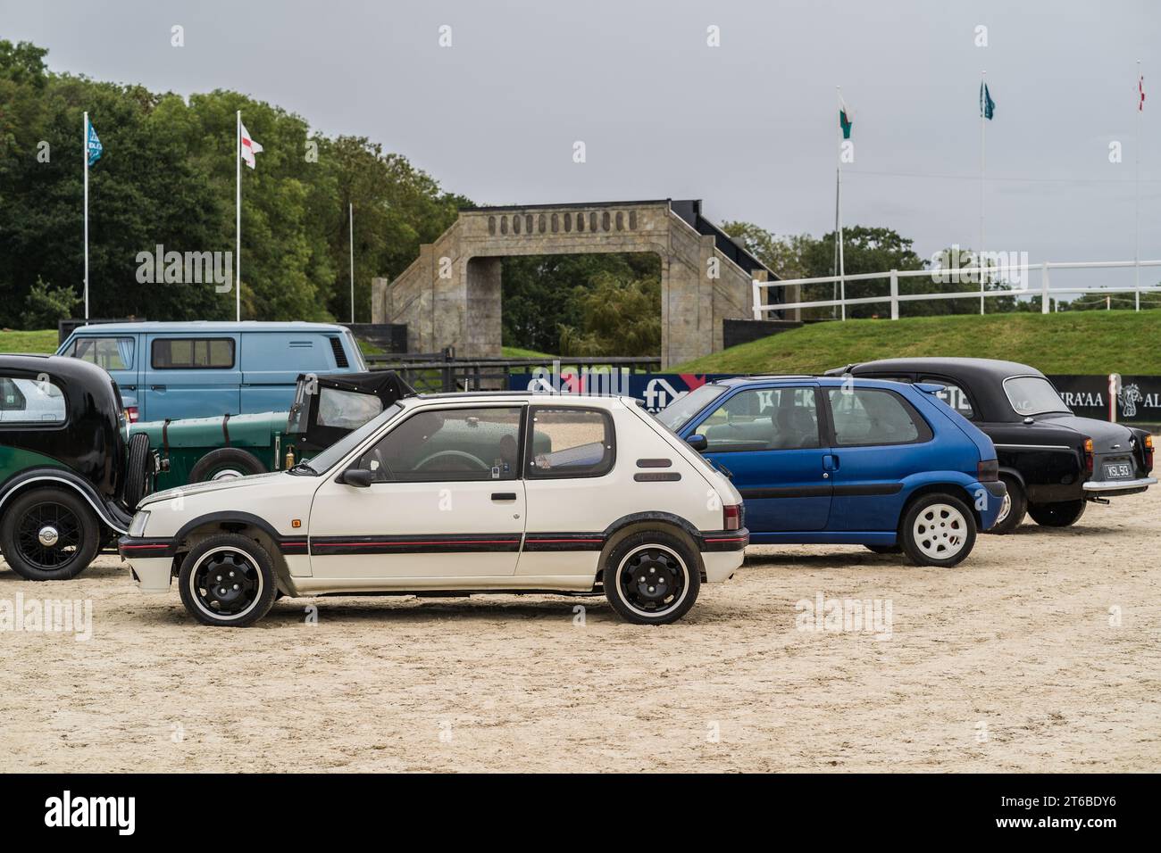 Chester, Cheshire, Inghilterra, 30 settembre 2023. Vista laterale di una Peugeot 205 GTi bianca e di una Citroen Saxo VTR blu in mostra su un'auto d'epoca. Foto Stock