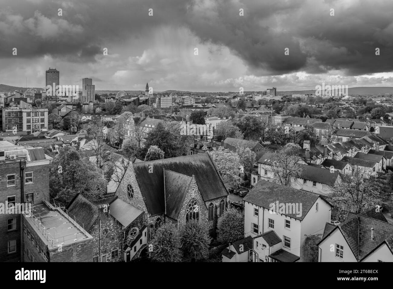 Veduta aerea di Cardiff, la capitale del Galles, Regno Unito 2023 in una giornata autunnale dal cielo limpido. Guardando a sud-ovest attraverso il centro città. Paesaggio urbano. Foto Stock