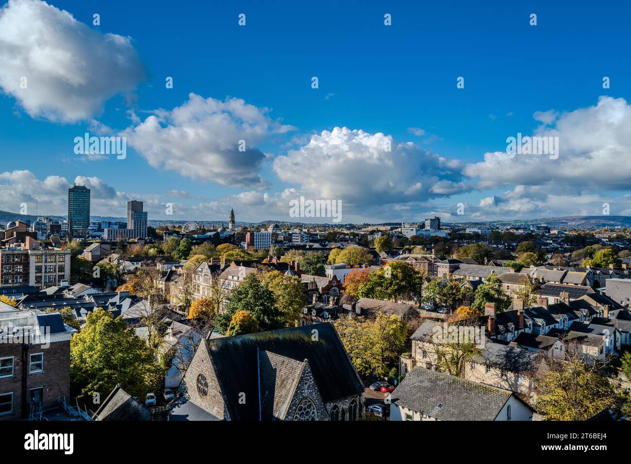 Veduta aerea di Cardiff, la capitale del Galles, Regno Unito 2023 in una giornata autunnale dal cielo limpido. Guardando a sud-ovest attraverso il centro città. Paesaggio urbano. Foto Stock
