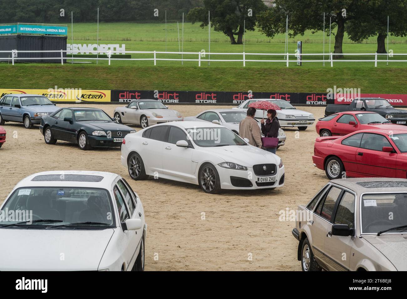 Chester, Cheshire, Inghilterra, 1 ottobre 2023. Una coppia che guarda una Jaguar XF R bianca ad un'asta di automobili, illustrazione editoriale del commercio automobilistico. Foto Stock