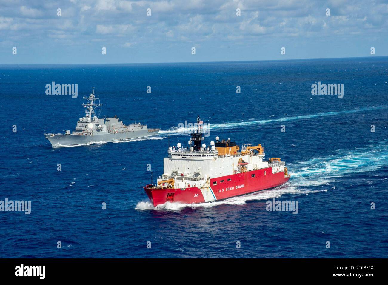 L'USCGC Healy (WAGB 20) e l'USS Jason Dunham (DDG 109) conducono un esercizio di passaggio nell'Oceano Atlantico. (51673723887) Foto Stock