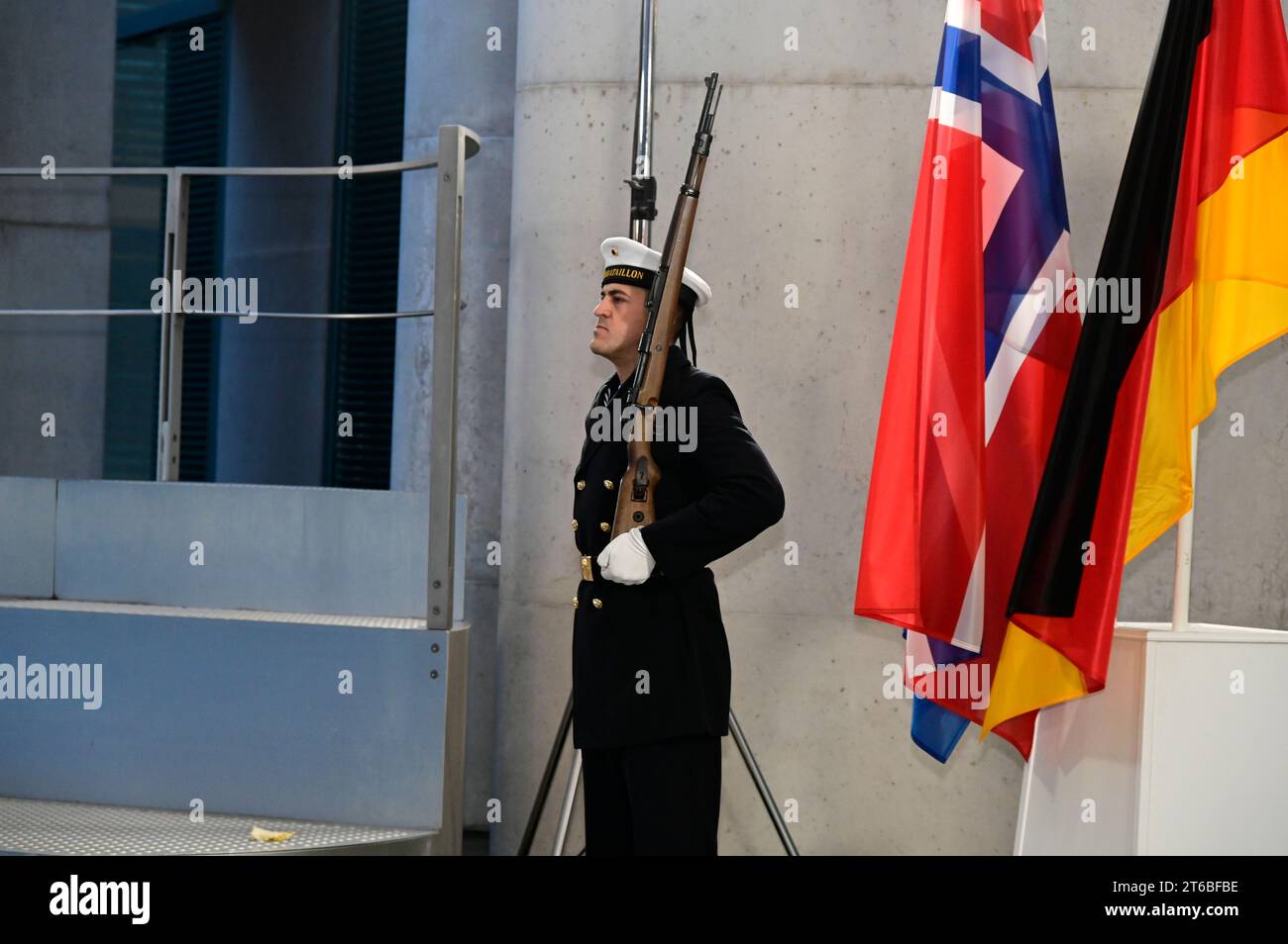 Wachsoldaten des Wachbataillons vor der Norway Flagge beim Empfang von Kronprinzessin mette-Marit von Norwegen und Kronprinz Haakon von Norwegen Foto Stock