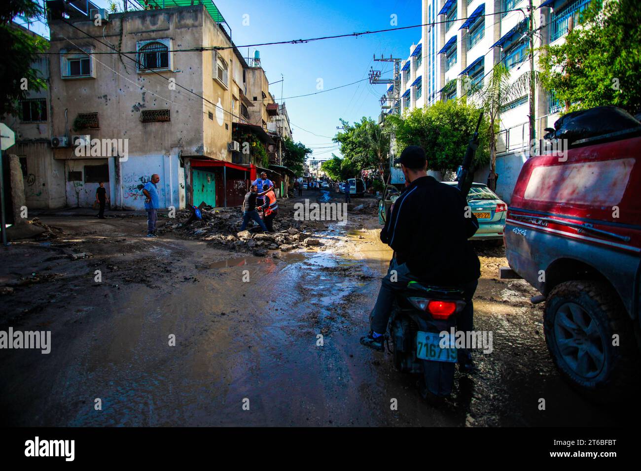 7 novembre 2023, Tulkarm, West Bank, Palestina: Palestinesi visti su una motocicletta in una strada distrutta dopo un raid militare israeliano nel campo profughi di Tulakrem in Cisgiordania. (Immagine di credito: © Nasser Ishtayeh/SOPA Images via ZUMA Press Wire) SOLO USO EDITORIALE! Non per USO commerciale! Foto Stock