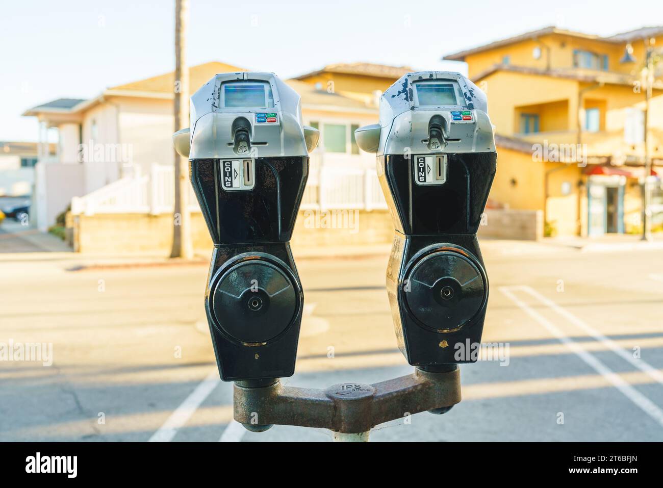 Parcheggio pubblico automatizzato, macchine a pagamento e distributori di biglietti in strada in una giornata di sole, senza persone Foto Stock
