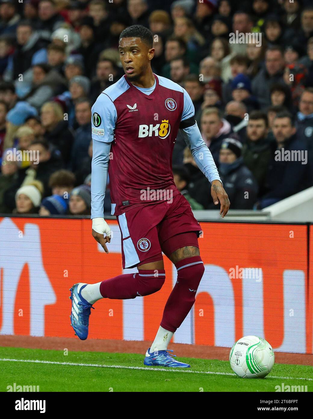 Ezri Konsa #4 di Aston Villa in azione durante la partita UEFA Europa Conference League Aston Villa vs AZ Alkmaar a Villa Park, Birmingham, Regno Unito, 9 novembre 2023 (foto di Gareth Evans/News Images) in, il 9 novembre 2023. (Foto di Gareth Evans/News Images/Sipa USA) credito: SIPA USA/Alamy Live News Foto Stock