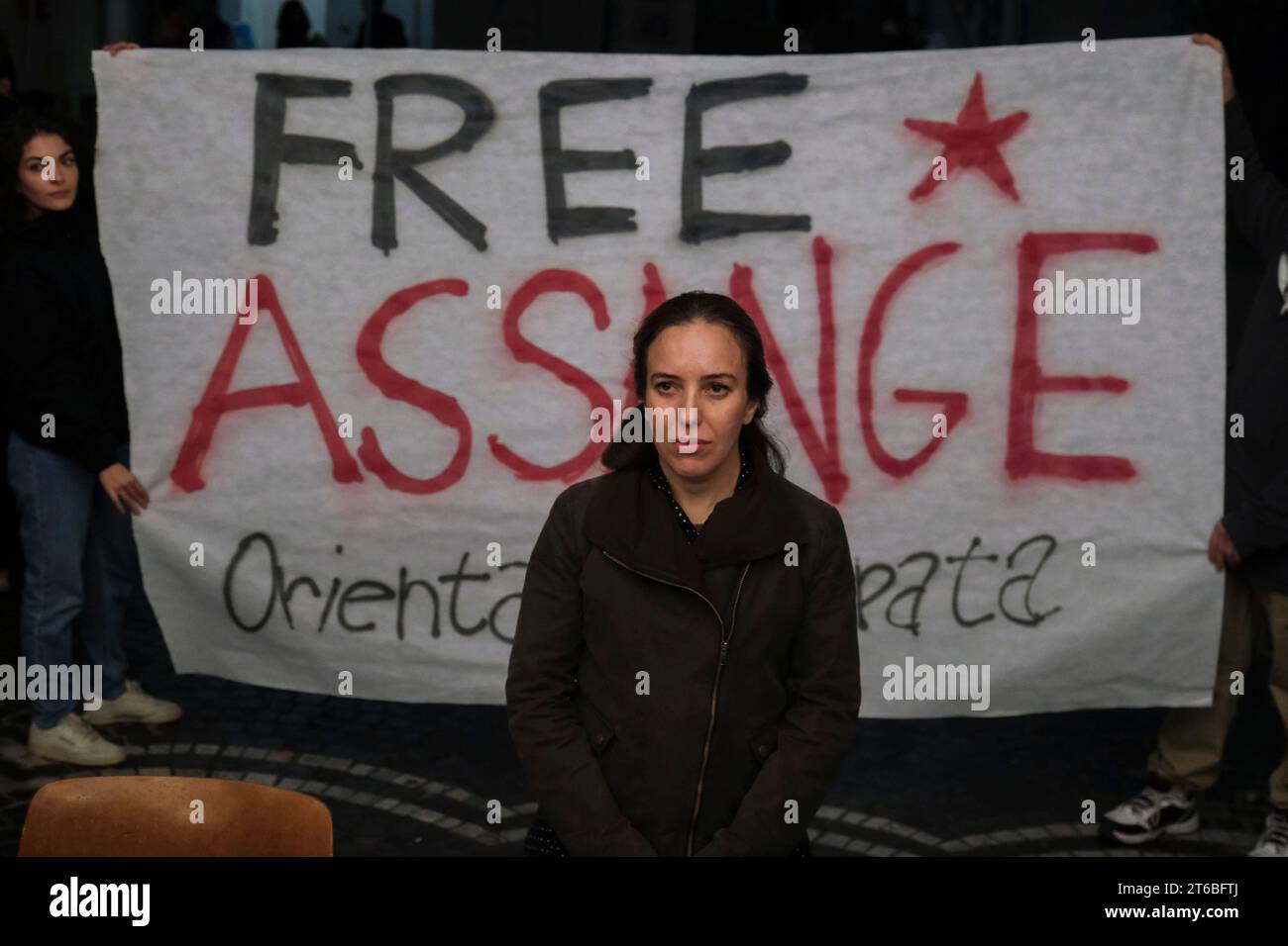 Napoli, Italia. 9 novembre 2023. "Ringrazio tutti gli studenti che sono qui per combattere per la verità, perché anche la guerra uccide la verità”. Questo è stato detto dalla moglie di Julian Assange Stella Moris, parlando agli studenti che occupano l'Università l'Orientale di Napoli da diversi giorni per mostrare la loro vicinanza al popolo palestinese. La moglie di Assange è nella capitale della Campania dove domani riceverà la cittadinanza onoraria che il comune ha conferito al marito, imprigionato in Gran Bretagna. Credito: Live Media Publishing Group/Alamy Live News Foto Stock