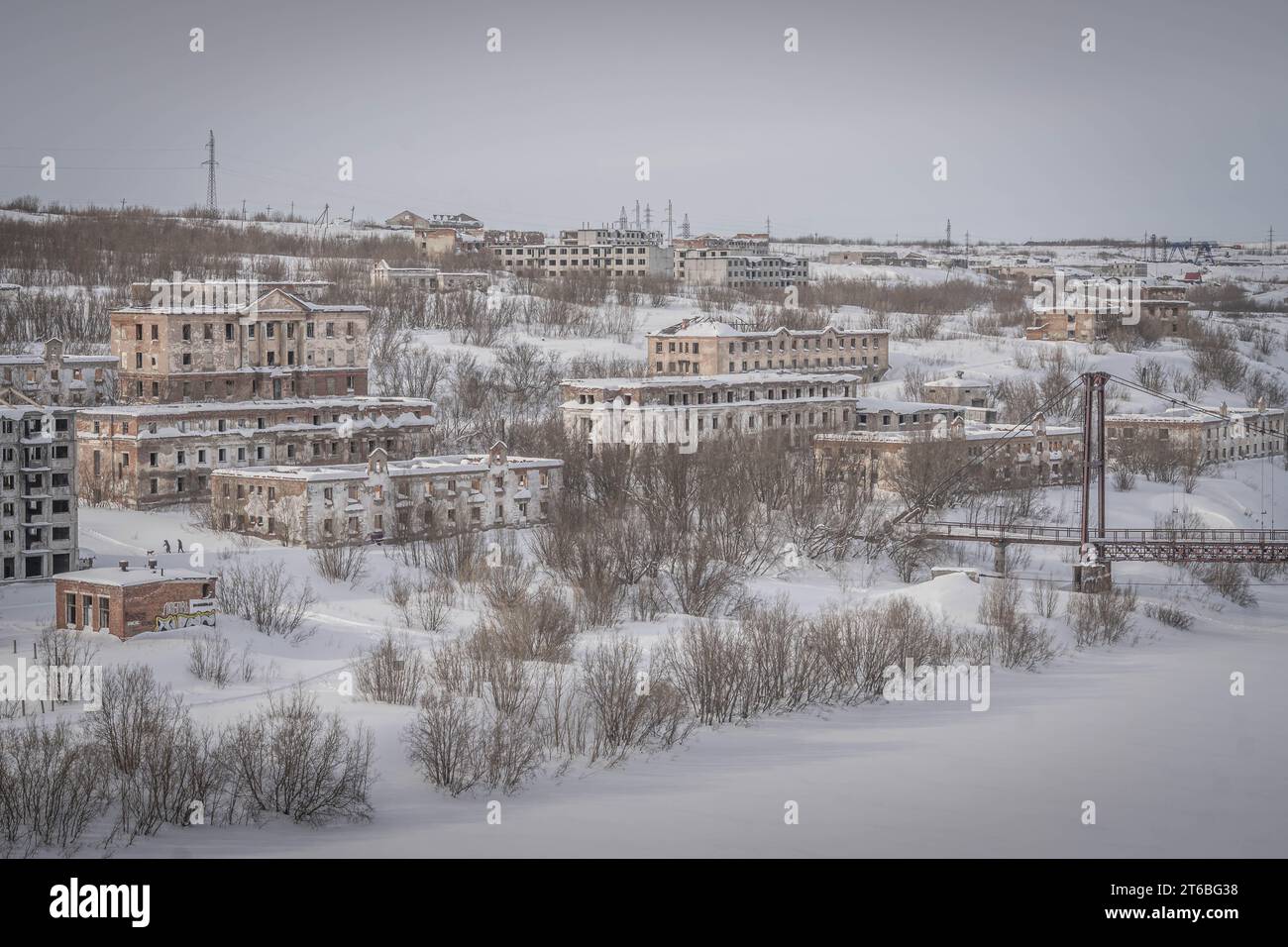 La foto aerea della città di Vorkuta, gli appartamenti sovietici abbandonati coperti di neve durante la depressiva giornata invernale nella Repubblica di Komi, in Russia. Foto Stock