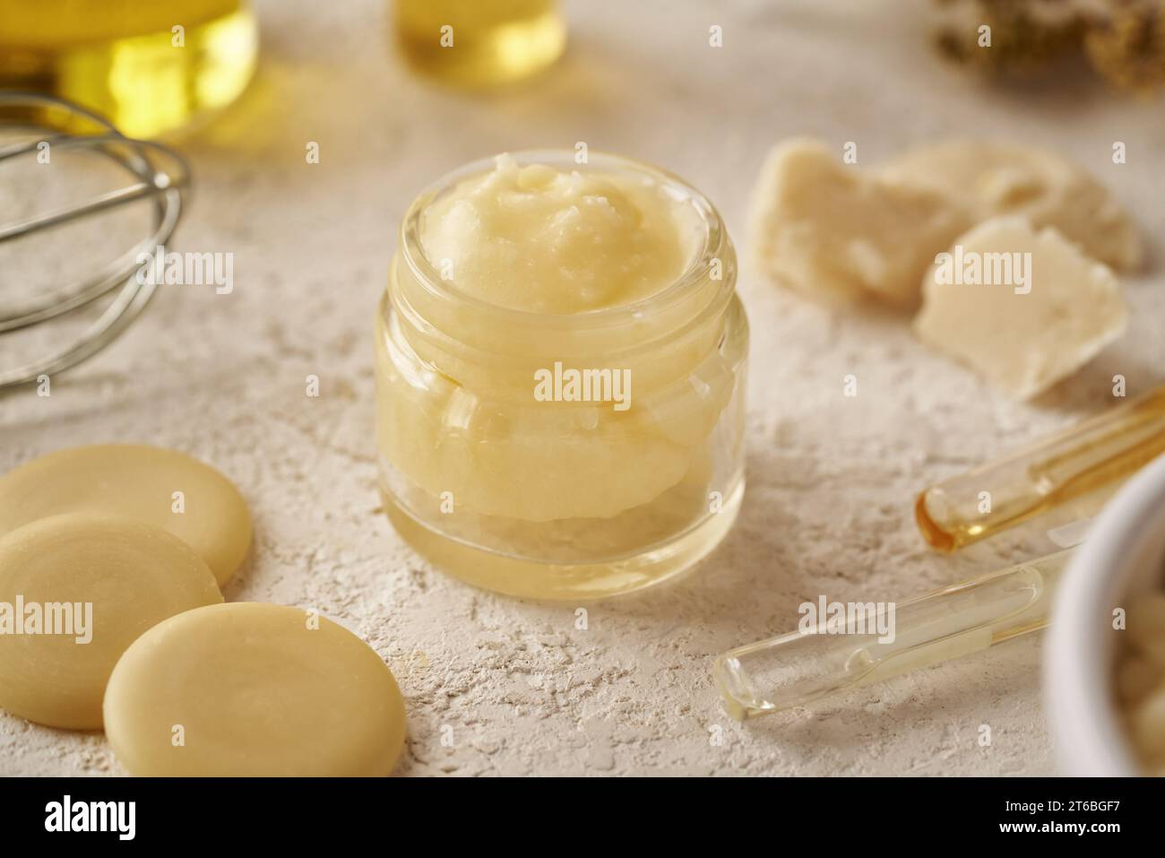Crema cosmetica fatta in casa con burro di karitè, burro di cacao e oli essenziali Foto Stock