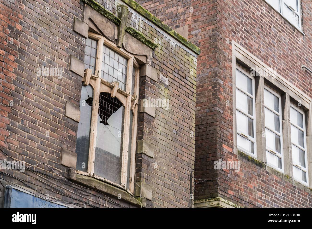 Burslem, Stoke on Trent, Inghilterra, 21 marzo 2023. Finestre a pezzi su proprietà abbandonate, degrado urbano, illustrazione editoriale vandalismo. Foto Stock