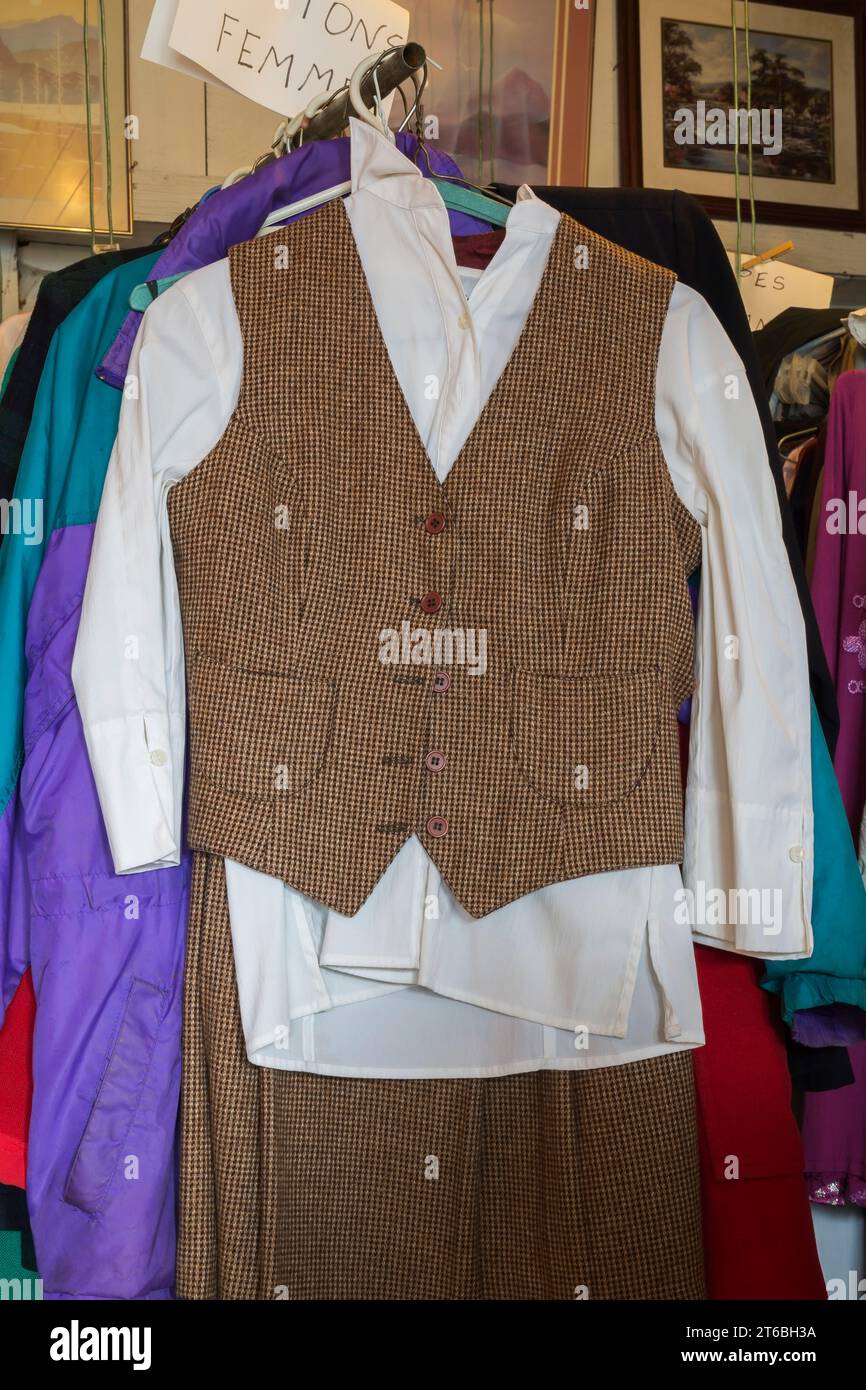 Abbigliamento donna usato in vendita all'interno di articoli di seconda mano e chattels store, Quebec, Canada, questa immagine è proprietà rilasciata. PR0072 Foto Stock