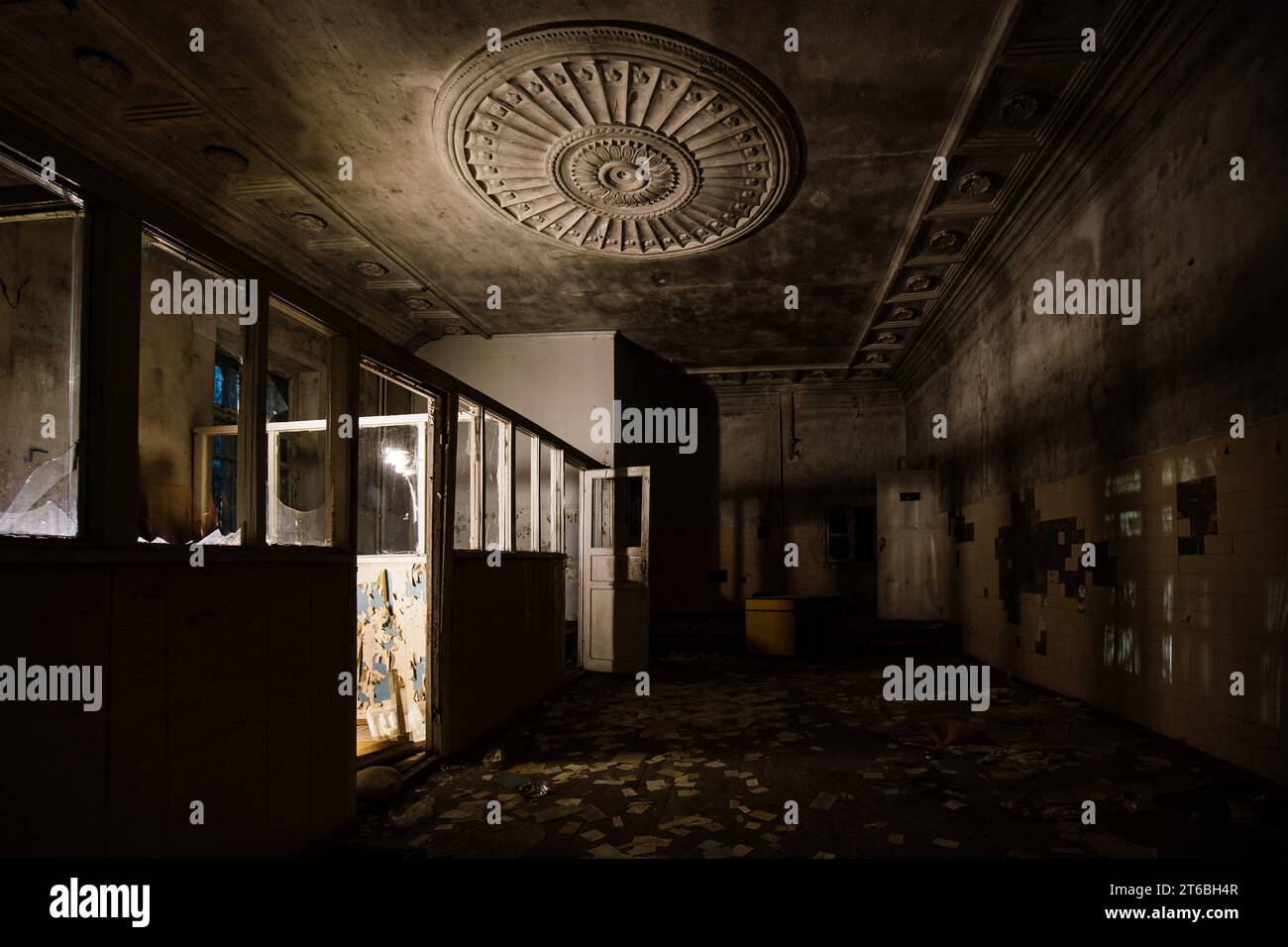 Camera con corridoio buio e inquietante in ospedale abbandonato. Foto Stock