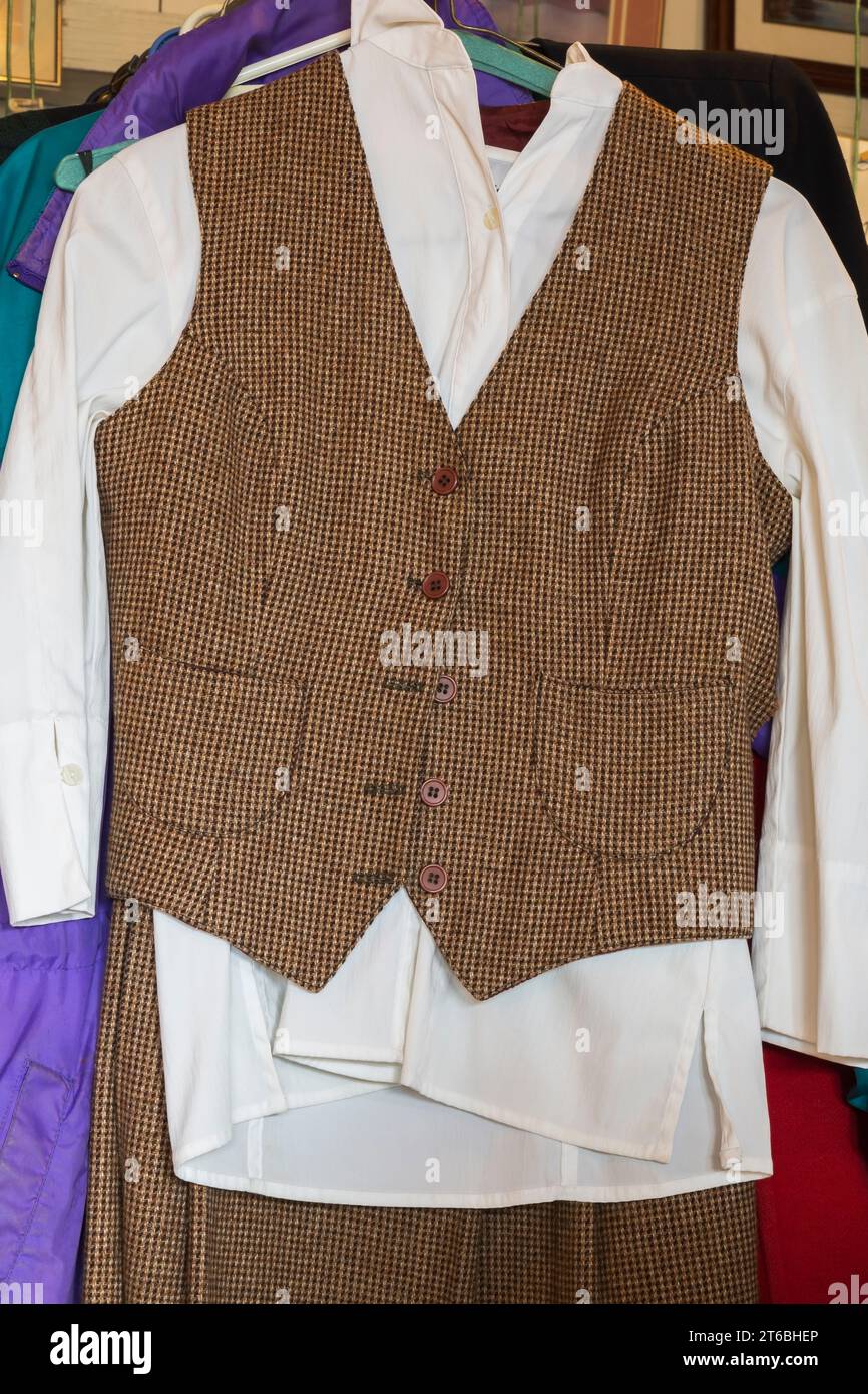 Abbigliamento donna usato in vendita all'interno di articoli di seconda mano e chattels. Foto Stock