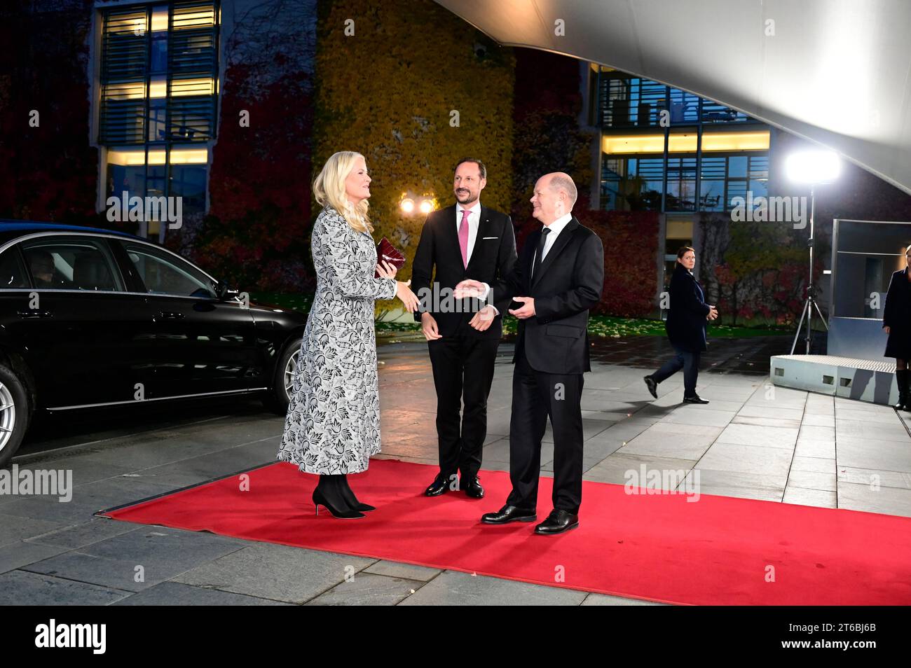 Kronprinzessin mette-Marit von Norwegen, Kronprinz Haakon von Norwegen und Olaf Scholz beim Empfang des Bundeskanzlers zu freundschaftlichen Gespräche Foto Stock